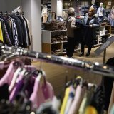 Les opposants à la loi valaisanne sur l'ouverture des magasins (LOM) dénoncent une détérioration des conditions de travail du personnel de la vente (image d'illustration).